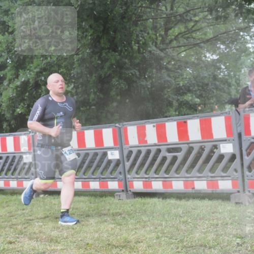 21.06.2025 - 27. Vierlanden-Triathlon KatJ http://msf.ph/oto/8041792 15.06.2025 14:36:22 Ziel 1290 meine-sportfotos.de