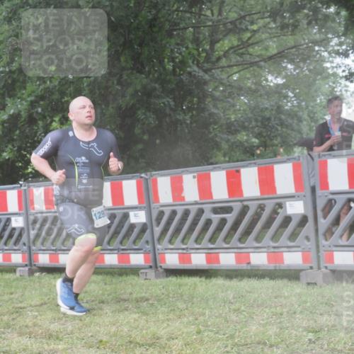 21.06.2025 - 27. Vierlanden-Triathlon KatJ http://msf.ph/oto/8041795 15.06.2025 14:36:22 Ziel 1290 meine-sportfotos.de