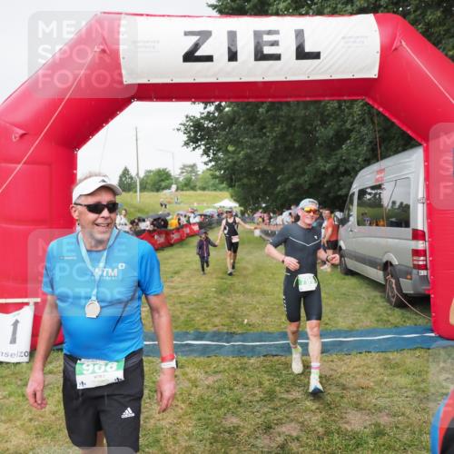 21.06.2025 - 27. Vierlanden-Triathlon MichiJ http://msf.ph/oto/8041812 15.06.2026 13:31:41 Ziel 161, 799, 968 meine-sportfotos.de