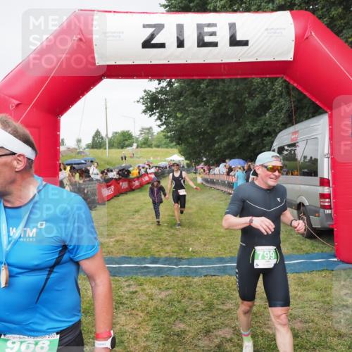 21.06.2025 - 27. Vierlanden-Triathlon MichiJ http://msf.ph/oto/8041826 15.06.2026 13:31:42 Ziel 161, 799, 968 meine-sportfotos.de