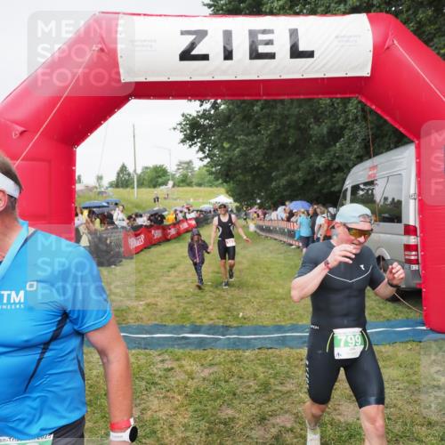 21.06.2025 - 27. Vierlanden-Triathlon MichiJ http://msf.ph/oto/8041829 15.06.2026 13:31:42 Ziel 161, 799, 968 meine-sportfotos.de