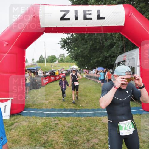 21.06.2025 - 27. Vierlanden-Triathlon MichiJ http://msf.ph/oto/8041836 15.06.2026 13:31:43 Ziel 161, 799, 968 meine-sportfotos.de