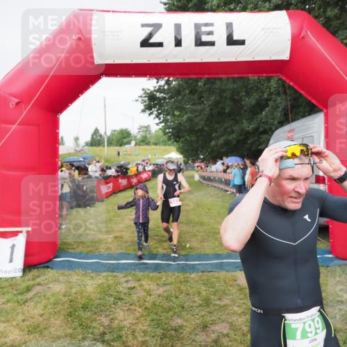 21.06.2025 - 27. Vierlanden-Triathlon MichiJ http://msf.ph/oto/8041846 15.06.2026 13:31:43 Ziel 161, 799, 968 meine-sportfotos.de
