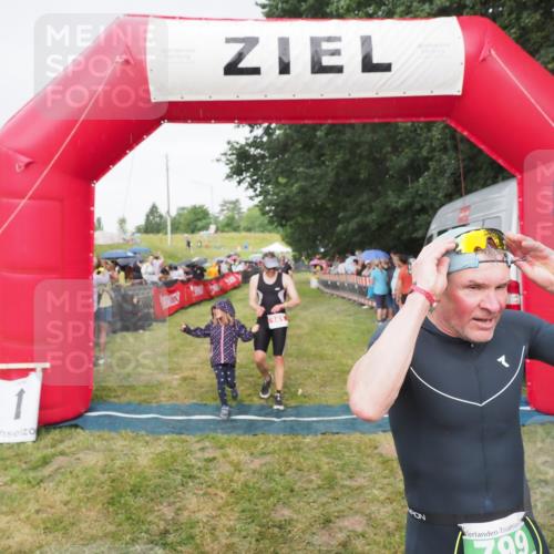 21.06.2025 - 27. Vierlanden-Triathlon MichiJ http://msf.ph/oto/8041848 15.06.2026 13:31:43 Ziel 161, 799, 968 meine-sportfotos.de