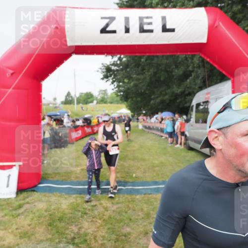 21.06.2025 - 27. Vierlanden-Triathlon MichiJ http://msf.ph/oto/8041862 15.06.2026 13:31:44 Ziel 161, 760, 799, 968 meine-sportfotos.de