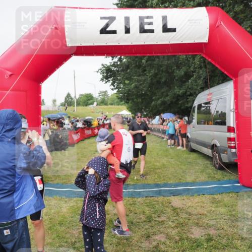 21.06.2025 - 27. Vierlanden-Triathlon MichiJ http://msf.ph/oto/8041875 15.06.2026 13:31:47 Ziel 161, 760, 799 meine-sportfotos.de