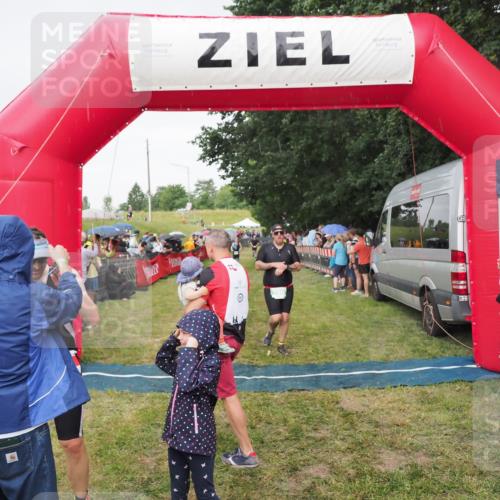 21.06.2025 - 27. Vierlanden-Triathlon MichiJ http://msf.ph/oto/8041877 15.06.2026 13:31:48 Ziel 161, 760 meine-sportfotos.de