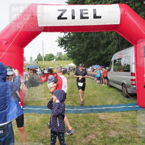 21.06.2025 - 27. Vierlanden-Triathlon MichiJ http://msf.ph/oto/8041880 15.06.2026 13:31:48 Ziel 161, 760 meine-sportfotos.de