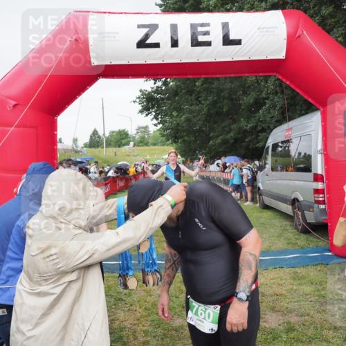 21.06.2025 - 27. Vierlanden-Triathlon MichiJ http://msf.ph/oto/8041899 15.06.2026 13:31:53 Ziel 731, 760 meine-sportfotos.de