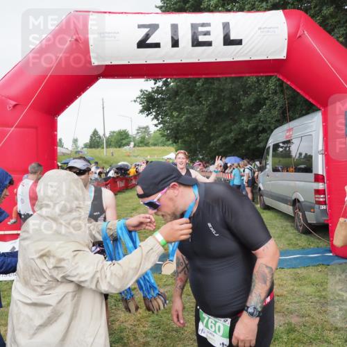 21.06.2025 - 27. Vierlanden-Triathlon MichiJ http://msf.ph/oto/8041908 15.06.2026 13:31:53 Ziel 731, 760 meine-sportfotos.de