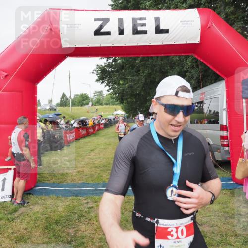 21.06.2025 - 27. Vierlanden-Triathlon MichiJ http://msf.ph/oto/8041951 15.06.2026 13:32:05 Ziel 30, 836, 1072 meine-sportfotos.de