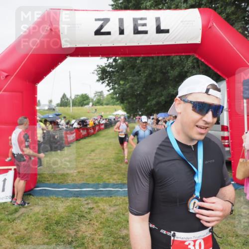 21.06.2025 - 27. Vierlanden-Triathlon MichiJ http://msf.ph/oto/8041953 15.06.2026 13:32:05 Ziel 30, 836, 1072 meine-sportfotos.de