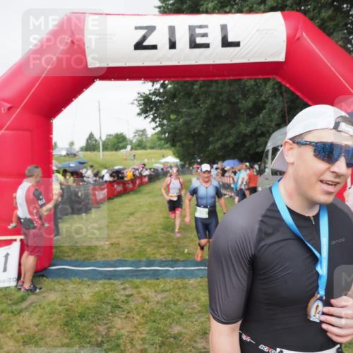 21.06.2025 - 27. Vierlanden-Triathlon MichiJ http://msf.ph/oto/8041955 15.06.2026 13:32:05 Ziel 30, 836, 1072 meine-sportfotos.de