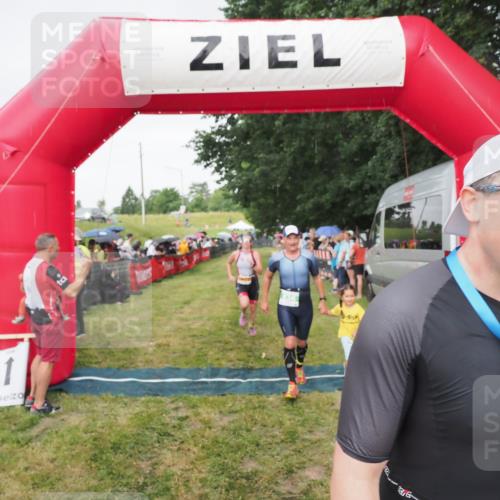 21.06.2025 - 27. Vierlanden-Triathlon MichiJ http://msf.ph/oto/8041957 15.06.2026 13:32:05 Ziel 30, 836, 1072 meine-sportfotos.de