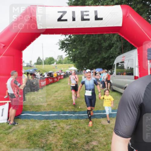 21.06.2025 - 27. Vierlanden-Triathlon MichiJ http://msf.ph/oto/8041960 15.06.2026 13:32:05 Ziel 30, 836, 1072 meine-sportfotos.de