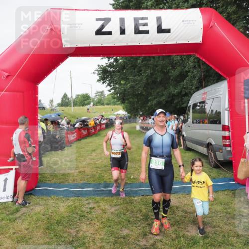 21.06.2025 - 27. Vierlanden-Triathlon MichiJ http://msf.ph/oto/8041971 15.06.2026 13:32:06 Ziel 30, 836, 861, 1072 meine-sportfotos.de