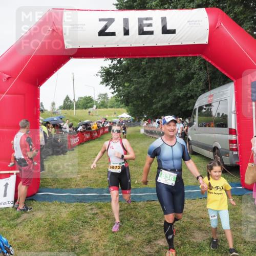 21.06.2025 - 27. Vierlanden-Triathlon MichiJ http://msf.ph/oto/8041975 15.06.2026 13:32:06 Ziel 30, 836, 861, 1072 meine-sportfotos.de