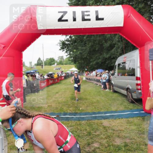 21.06.2025 - 27. Vierlanden-Triathlon MichiJ http://msf.ph/oto/8041981 15.06.2026 13:32:10 Ziel 836, 861, 1072 meine-sportfotos.de