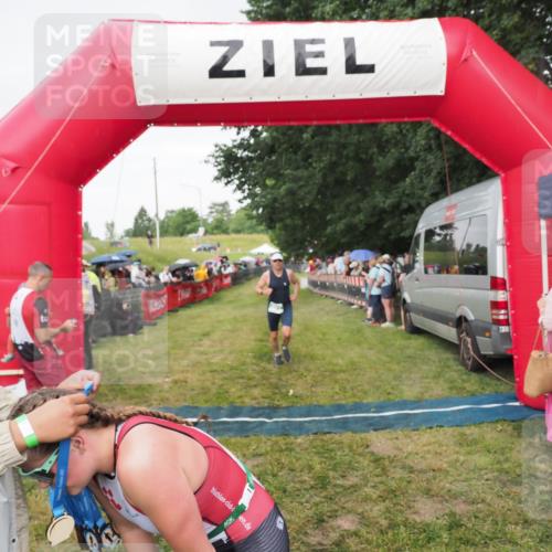 21.06.2025 - 27. Vierlanden-Triathlon MichiJ http://msf.ph/oto/8041983 15.06.2026 13:32:10 Ziel 836, 861, 1072 meine-sportfotos.de