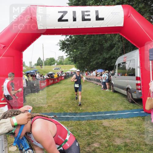 21.06.2025 - 27. Vierlanden-Triathlon MichiJ http://msf.ph/oto/8041985 15.06.2026 13:32:10 Ziel 836, 861, 1072 meine-sportfotos.de