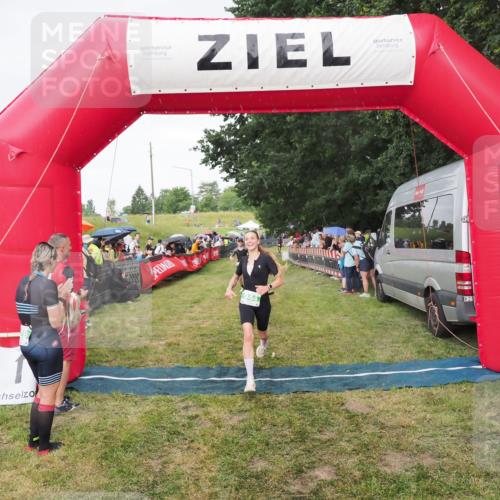 21.06.2025 - 27. Vierlanden-Triathlon MichiJ http://msf.ph/oto/8042009 15.06.2026 13:32:28 Ziel 18, 944 meine-sportfotos.de