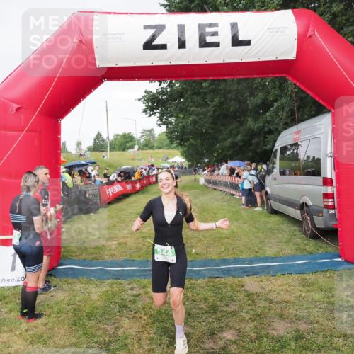 21.06.2025 - 27. Vierlanden-Triathlon MichiJ http://msf.ph/oto/8042017 15.06.2026 13:32:28 Ziel 18, 944 meine-sportfotos.de