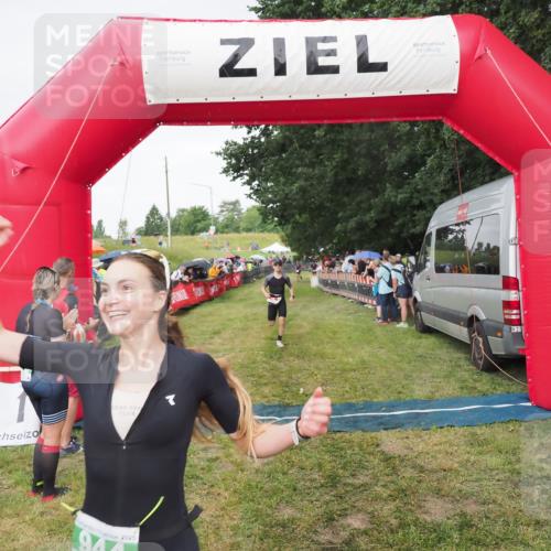 21.06.2025 - 27. Vierlanden-Triathlon MichiJ http://msf.ph/oto/8042021 15.06.2026 13:32:29 Ziel 18, 944 meine-sportfotos.de