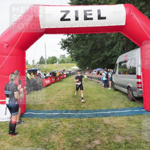 21.06.2025 - 27. Vierlanden-Triathlon MichiJ http://msf.ph/oto/8042032 15.06.2026 13:32:29 Ziel 18, 944 meine-sportfotos.de