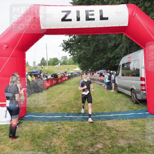 21.06.2025 - 27. Vierlanden-Triathlon MichiJ http://msf.ph/oto/8042038 15.06.2026 13:32:30 Ziel 18, 944 meine-sportfotos.de