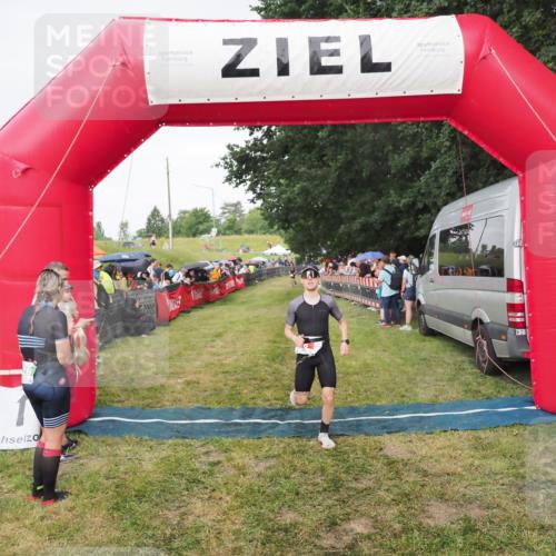 21.06.2025 - 27. Vierlanden-Triathlon MichiJ http://msf.ph/oto/8042040 15.06.2026 13:32:30 Ziel 18, 944 meine-sportfotos.de