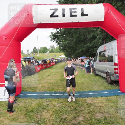 21.06.2025 - 27. Vierlanden-Triathlon MichiJ http://msf.ph/oto/8042043 15.06.2026 13:32:30 Ziel 18, 944 meine-sportfotos.de