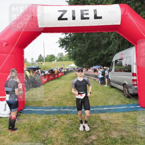 21.06.2025 - 27. Vierlanden-Triathlon MichiJ http://msf.ph/oto/8042049 15.06.2026 13:32:31 Ziel 18, 944 meine-sportfotos.de