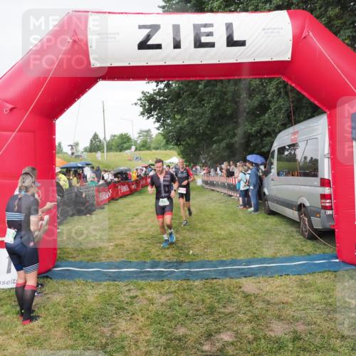 21.06.2025 - 27. Vierlanden-Triathlon MichiJ http://msf.ph/oto/8042051 15.06.2026 13:32:40 Ziel 157, 644, 657 meine-sportfotos.de