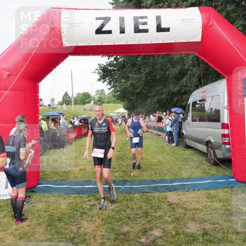 21.06.2025 - 27. Vierlanden-Triathlon MichiJ http://msf.ph/oto/8042090 15.06.2026 13:32:43 Ziel 157, 644, 657, 1057 meine-sportfotos.de