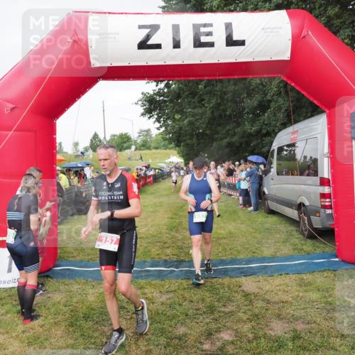 21.06.2025 - 27. Vierlanden-Triathlon MichiJ http://msf.ph/oto/8042103 15.06.2026 13:32:44 Ziel 157, 644, 657, 1057 meine-sportfotos.de