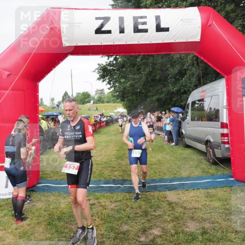 21.06.2025 - 27. Vierlanden-Triathlon MichiJ http://msf.ph/oto/8042105 15.06.2026 13:32:44 Ziel 157, 644, 657, 1057 meine-sportfotos.de