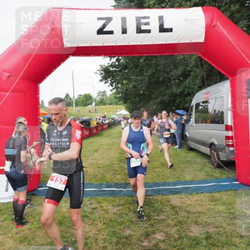 21.06.2025 - 27. Vierlanden-Triathlon MichiJ http://msf.ph/oto/8042109 15.06.2026 13:32:45 Ziel 157, 644, 657, 1057 meine-sportfotos.de