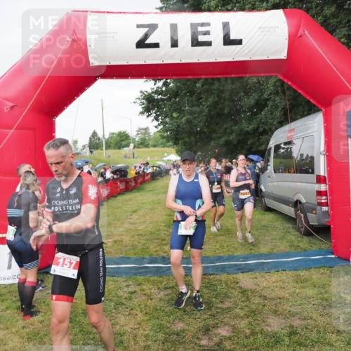 21.06.2025 - 27. Vierlanden-Triathlon MichiJ http://msf.ph/oto/8042113 15.06.2026 13:32:45 Ziel 157, 644, 657, 1057 meine-sportfotos.de