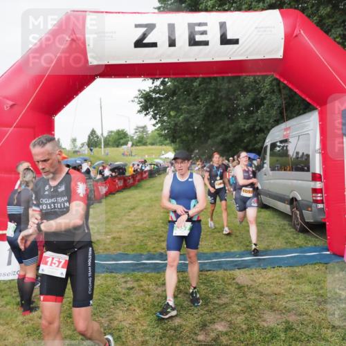 21.06.2025 - 27. Vierlanden-Triathlon MichiJ http://msf.ph/oto/8042115 15.06.2026 13:32:45 Ziel 157, 644, 657, 1057 meine-sportfotos.de