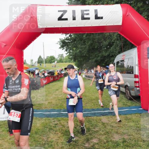 21.06.2025 - 27. Vierlanden-Triathlon MichiJ http://msf.ph/oto/8042117 15.06.2026 13:32:46 Ziel 74, 157, 644, 657, 1057 meine-sportfotos.de