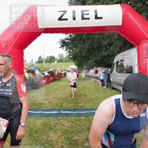 21.06.2025 - 27. Vierlanden-Triathlon MichiJ http://msf.ph/oto/8042134 15.06.2026 13:32:50 Ziel 74, 238, 657, 1057 meine-sportfotos.de