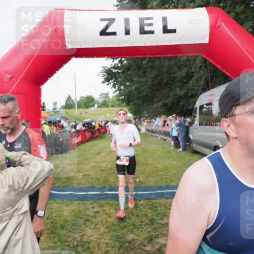 21.06.2025 - 27. Vierlanden-Triathlon MichiJ http://msf.ph/oto/8042144 15.06.2026 13:32:51 Ziel 74, 238, 657, 1057 meine-sportfotos.de