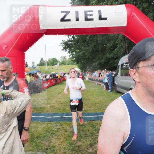 21.06.2025 - 27. Vierlanden-Triathlon MichiJ http://msf.ph/oto/8042146 15.06.2026 13:32:51 Ziel 74, 238, 657, 1057 meine-sportfotos.de