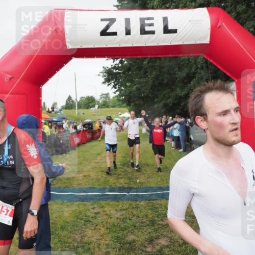 21.06.2025 - 27. Vierlanden-Triathlon MichiJ http://msf.ph/oto/8042152 15.06.2026 13:32:53 Ziel 74, 238 meine-sportfotos.de