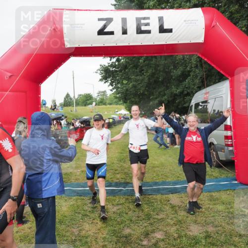 21.06.2025 - 27. Vierlanden-Triathlon MichiJ http://msf.ph/oto/8042173 15.06.2026 13:32:55 Ziel 74, 238 meine-sportfotos.de