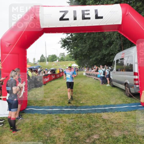 21.06.2025 - 27. Vierlanden-Triathlon MichiJ http://msf.ph/oto/8042188 15.06.2026 13:33:28 Ziel 791 meine-sportfotos.de