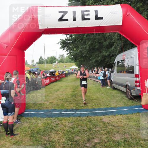 21.06.2025 - 27. Vierlanden-Triathlon MichiJ http://msf.ph/oto/8042214 15.06.2026 13:33:37 Ziel 787 meine-sportfotos.de