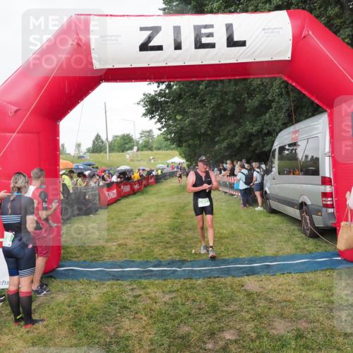 21.06.2025 - 27. Vierlanden-Triathlon MichiJ http://msf.ph/oto/8042221 15.06.2026 13:33:37 Ziel 787 meine-sportfotos.de