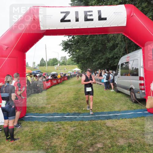 21.06.2025 - 27. Vierlanden-Triathlon MichiJ http://msf.ph/oto/8042223 15.06.2026 13:33:37 Ziel 787 meine-sportfotos.de