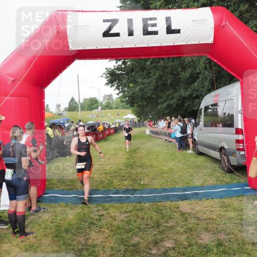 21.06.2025 - 27. Vierlanden-Triathlon MichiJ http://msf.ph/oto/8042260 15.06.2026 13:33:46 Ziel 210, 1076 meine-sportfotos.de